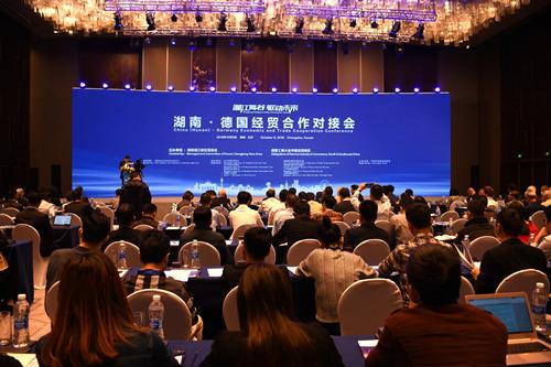湖南·德國(guó)經(jīng)貿(mào)協(xié)作對(duì)接會(huì) 智能網(wǎng)聯(lián)轎車(chē)協(xié)作開(kāi)展?jié)摿薮?></div>
				<div   id=
