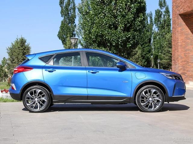 鷹眼式設計，三電吉利帝豪GSE，動感效果十分出色。