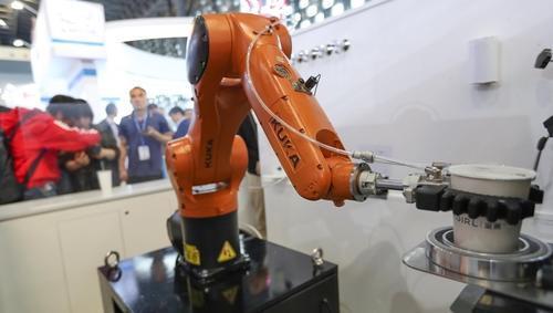 品嘗機(jī)器人菜肴，穿一穿3D打印 鞋，上交會(huì)上都有哪些黑科技？