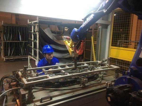 操作工業(yè)機器人成新興職業(yè)，90后是主力軍