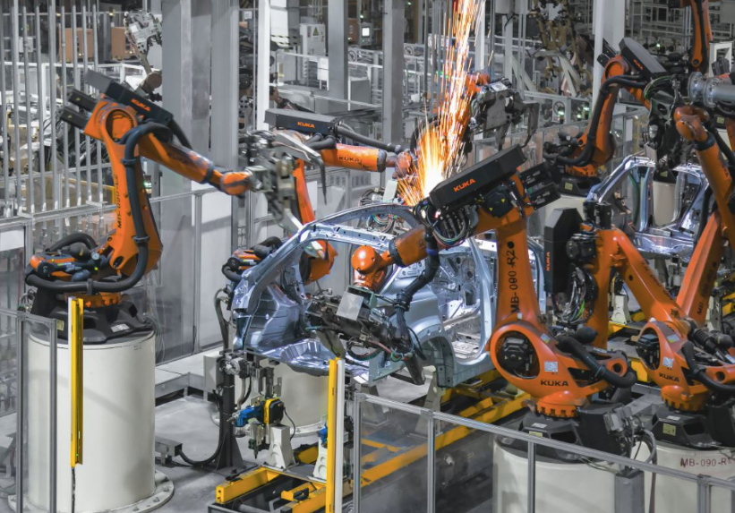 多重因素驅(qū)動，積極拓展新能源汽車行業(yè)遠(yuǎn)期發(fā)展空間